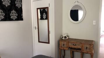 2 slaapkamers, een strijkplank/strijkijzer, gratis wifi, beddengoed