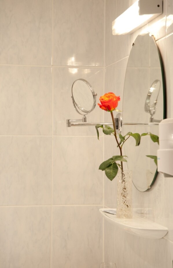 Unclassified image, 1 of 8, button - Double room - Guesthouse Zibert (Rottach-Egern)