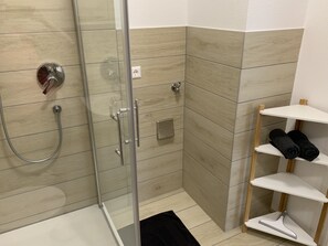 Shower, hair dryer, towels, soap - Silvia’s Apartment 2 with a lake view (Goldbach)
