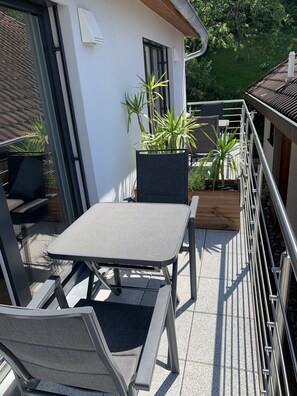 Outdoor dining - Silvia’s Apartment 2 with a lake view (Goldbach)