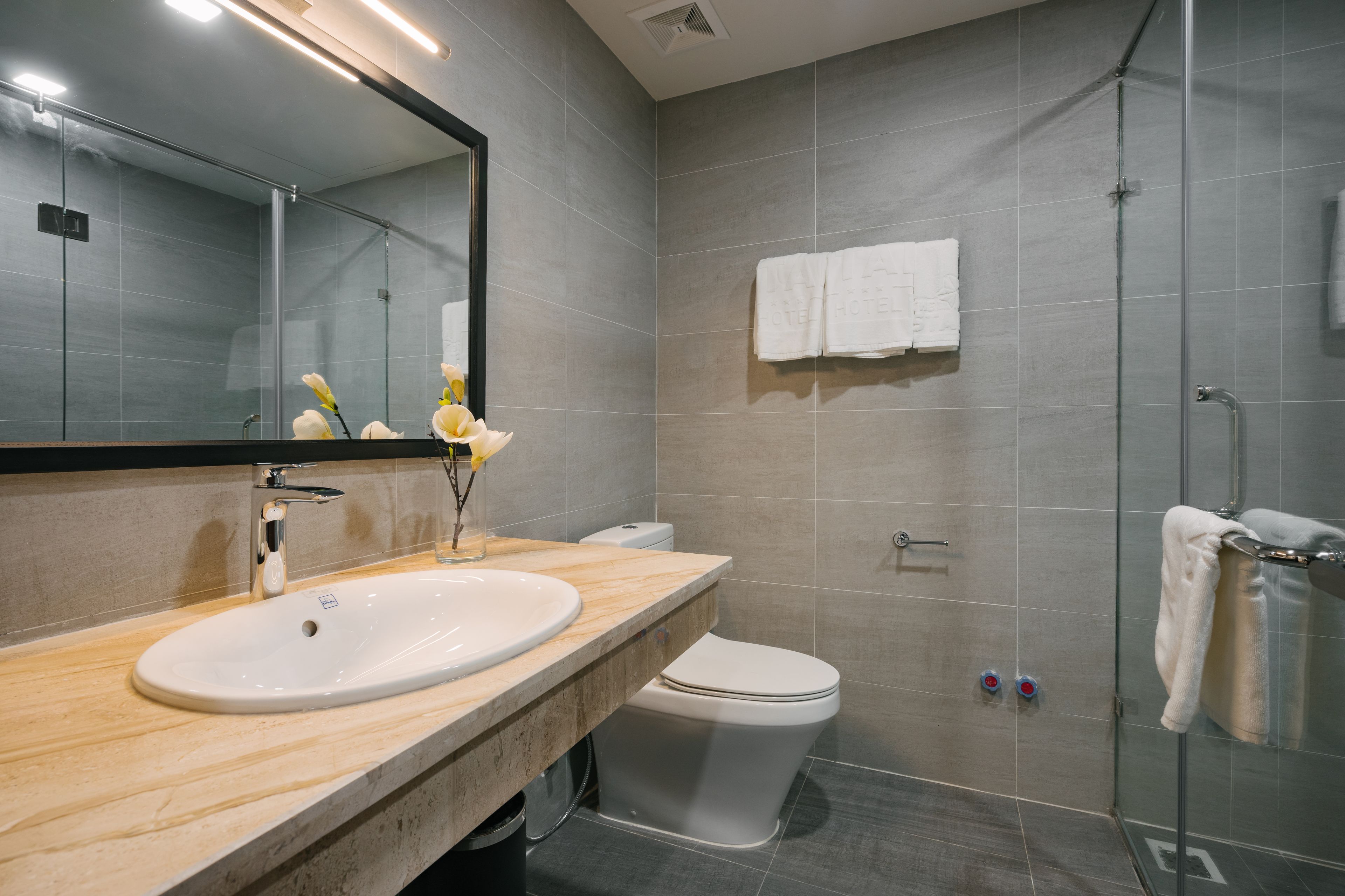 superior king room, city view | bathroom shower