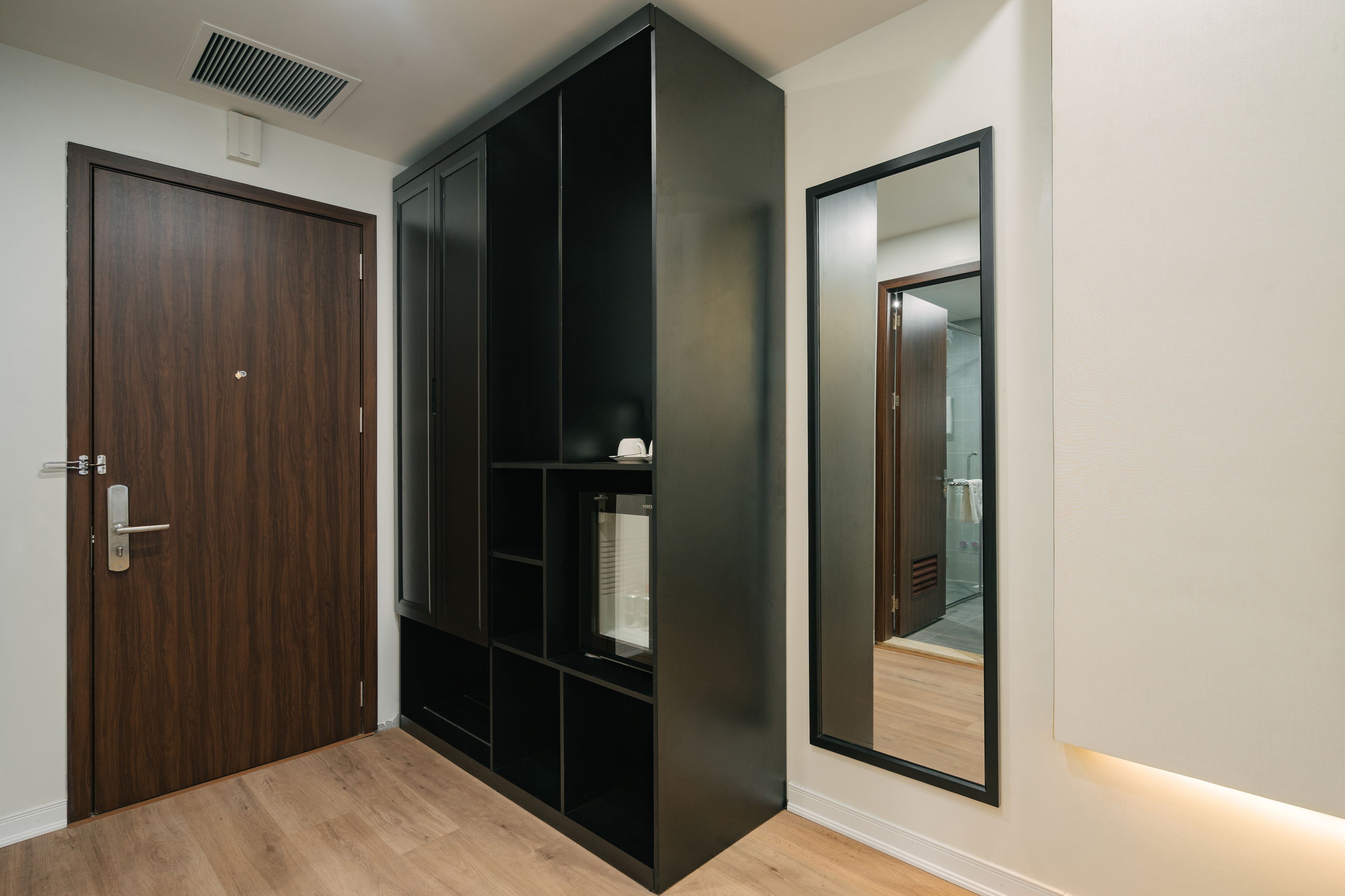 superior king room, city view | room amenity