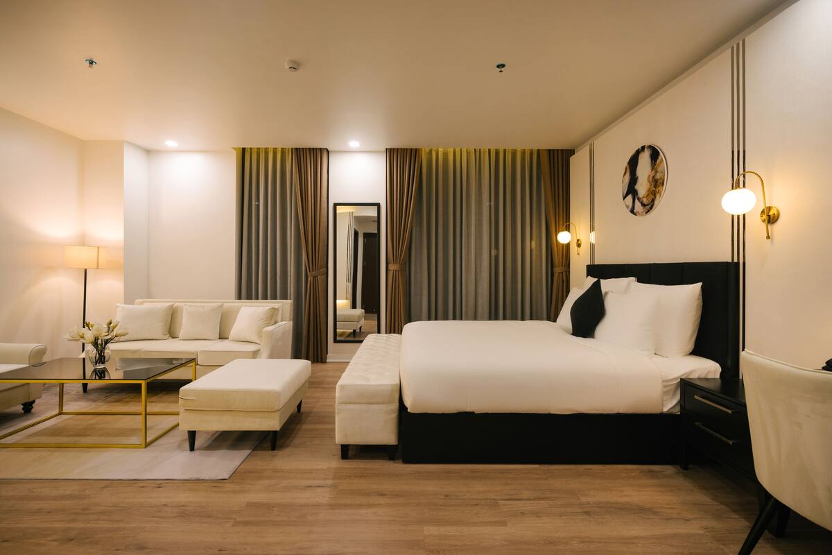 Phòng Suite | Minibar với thức ăn, đồ uống miễn phí, bàn, màn/rèm cản sáng 