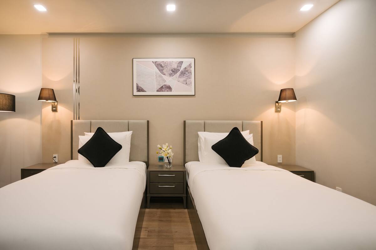 Phòng 2 giường đơn Superior, quang cảnh thành phố | Minibar với thức ăn, đồ uống miễn phí, bàn, màn/rèm cản sáng 