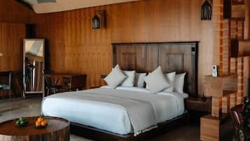 Un dormitorio moderno con una cama grande, paredes de madera, techo a rayas y una pequeña escalera.