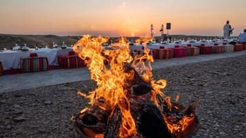 3 restaurantes, com serviço de café da manhã e almoço; culinária local