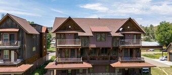 Overlook the River, Walk To Town & Hot Springs
