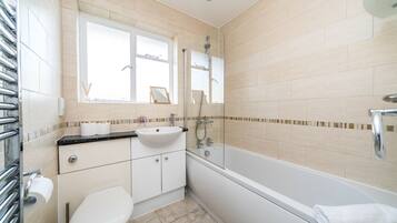 Apartment (2 Bedrooms) | Bathroom | Bathtub, towels