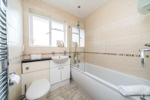 Apartment (2 Bedrooms) | Badezimmer | Badewanne, Handtücher