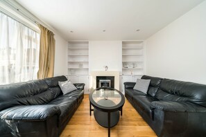 Apartment (2 Bedrooms) | Wohnzimmer | Fernseher