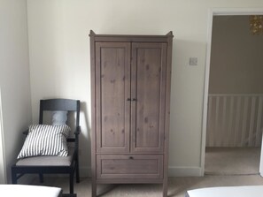 2 bedrooms, Egyptian cotton sheets, premium bedding, iron/ironing board - 2 Bedroom Flat in Heart of Battersea near Station (London)