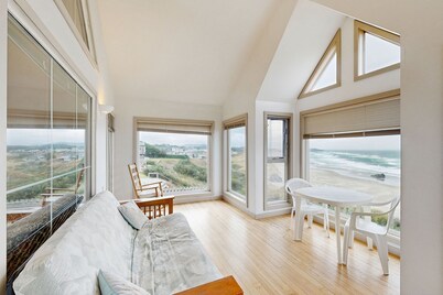 Near Beach condo w/ amazing ocean view - dogs OK