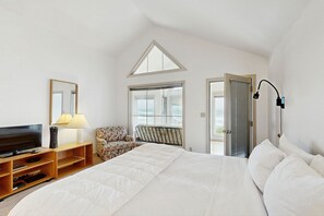 3 bedrooms, WiFi, bed sheets - Near Beach condo w/ amazing ocean view - dogs OK (Bandon)