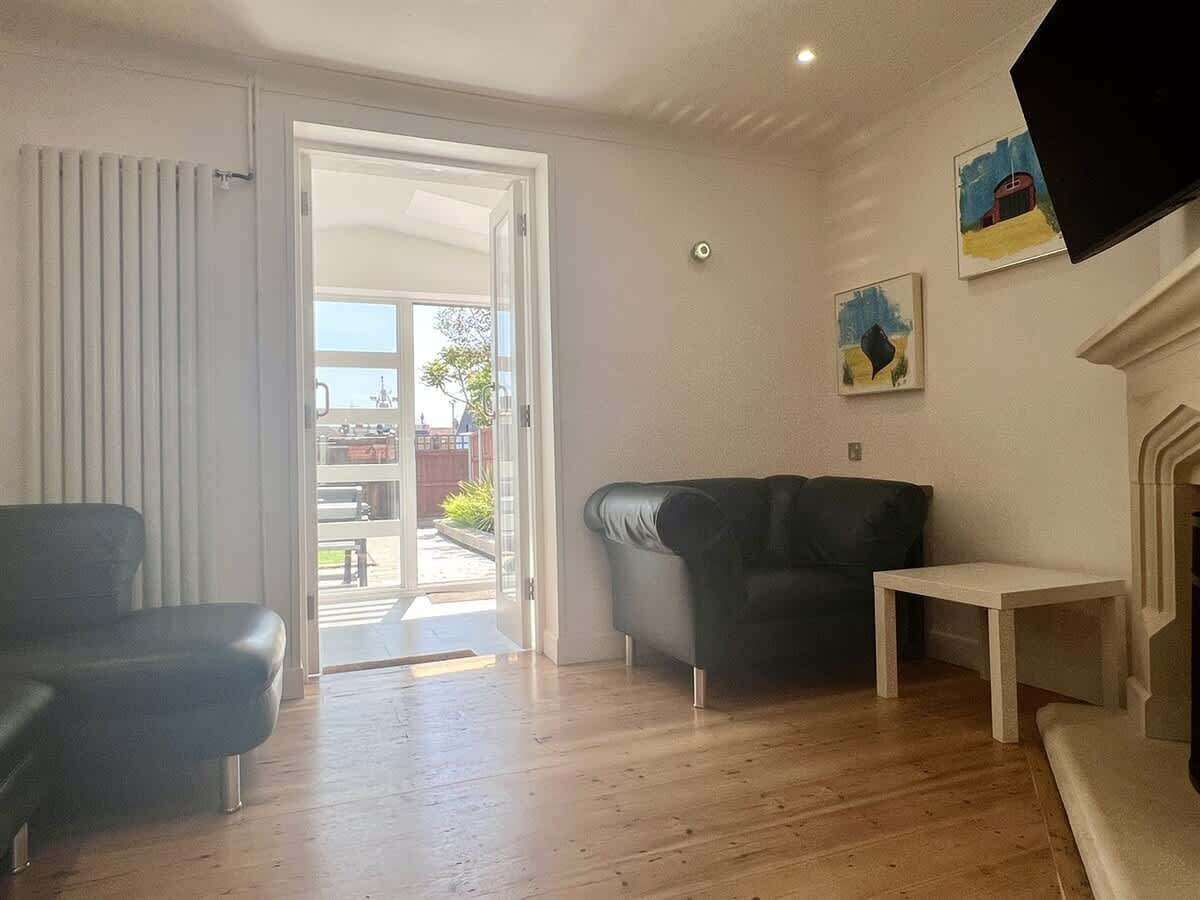 TV, fireplace, offices