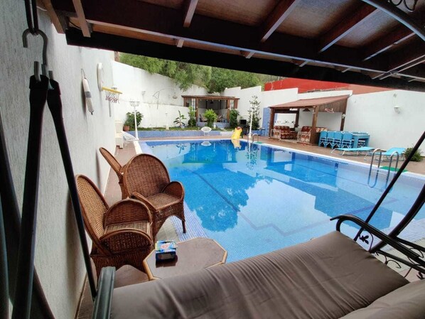 Outdoor pool, pool umbrellas, pool loungers - Villa Des Gens Heureux (Tangier)