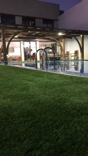 Outdoor pool, pool umbrellas, sun loungers - Villa Des Gens Heureux (Tangier)
