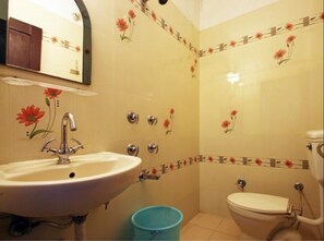 Shower, towels - Hotel Maharaja (Ludhiana)