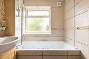 Luxury House, 2 Bedrooms | Bathroom | Combined shower/tub, jetted tub, free toiletries, hair dryer - Deluxe White Villa (Kingston Upon Thames)