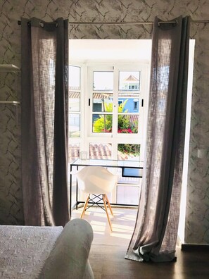 4 slaapkamers, een bureau, een strijkplank/strijkijzer, gratis wifi