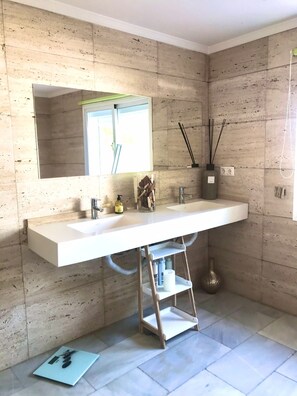 Hårtork och handdukar