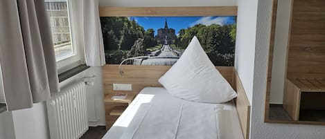 1 bedroom, hypo-allergenic bedding, desk, laptop workspace