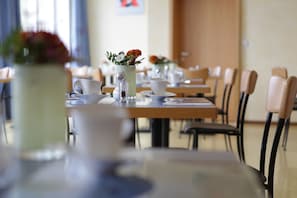 Tägliches Frühstücksbuffet (15 EUR pro Person)
