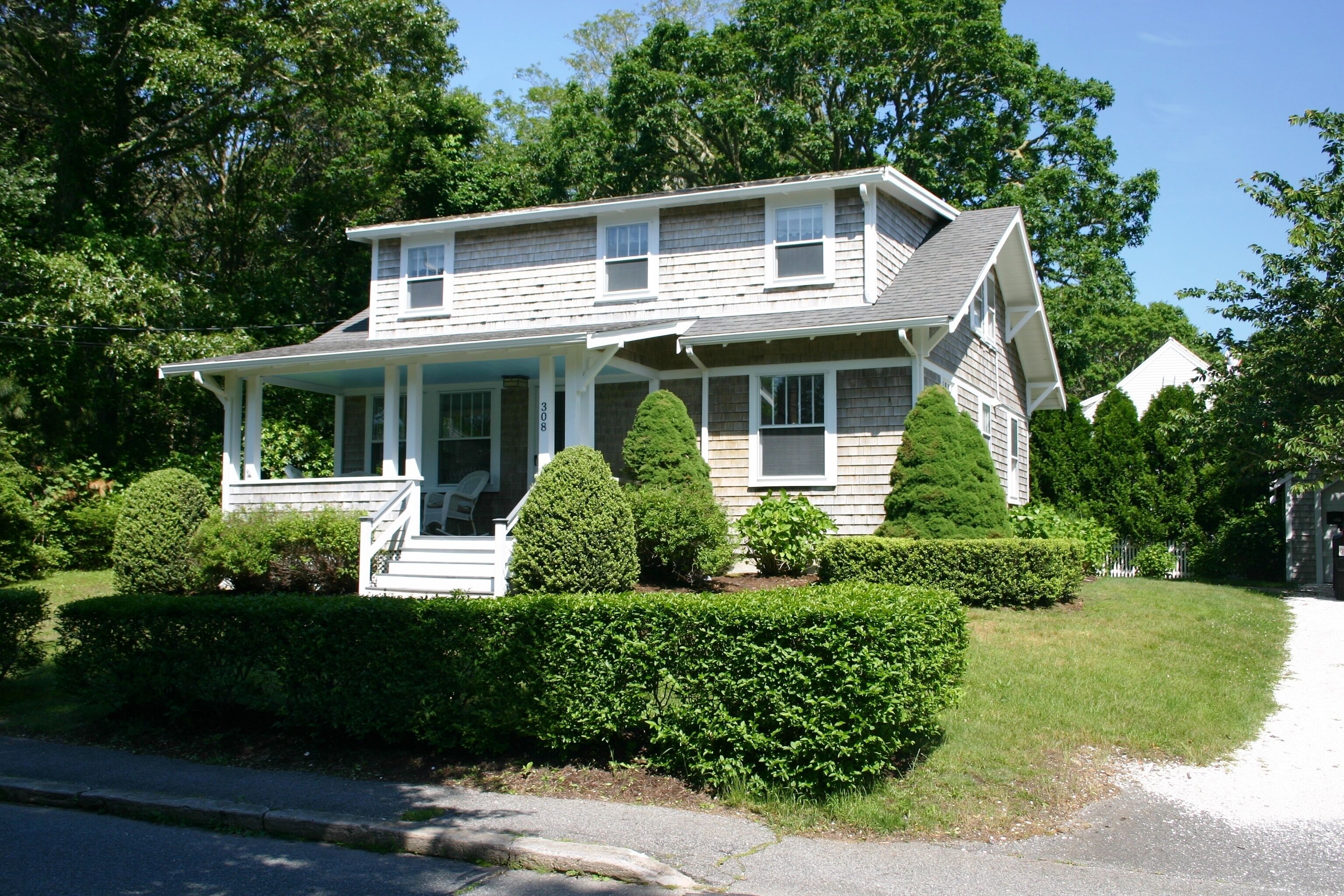 GREAT LOCATION....CLOSE TO TOWN AND TWO SALTWATER BEACH AREAS!
