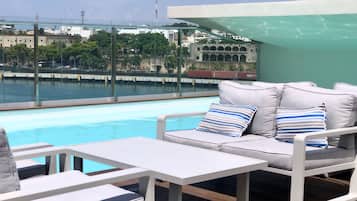 Una piscina al aire libre, una piscina con borde infinito