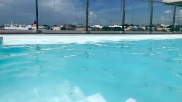 Een buitenzwembad en een infinitypool