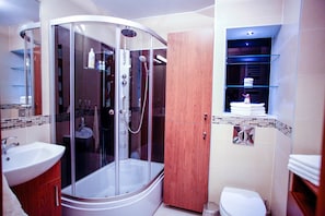 Comfort Apartment | Bathroom | Shower, hair dryer, towels