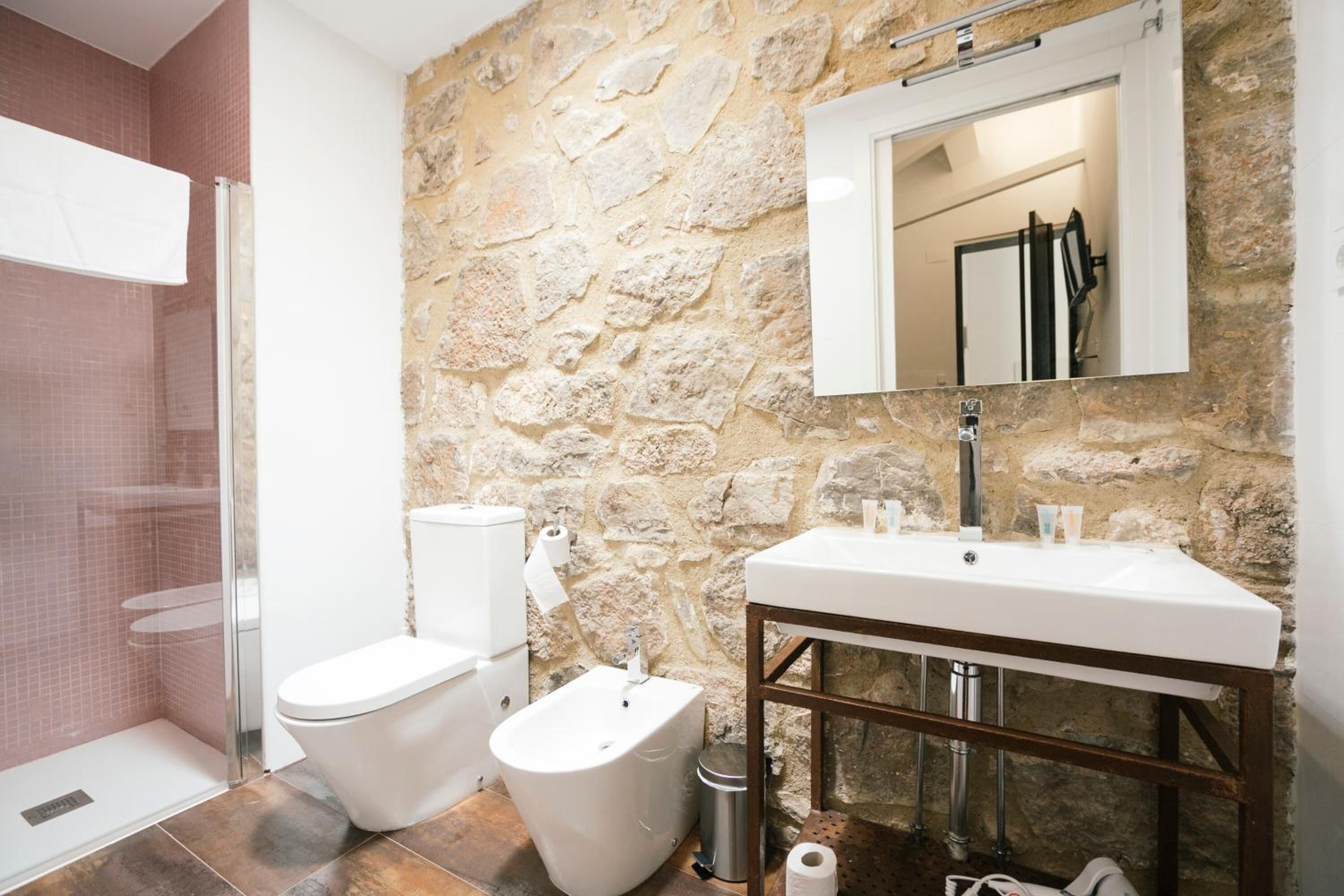 Douche, douche hydromassante, articles de toilette gratuits