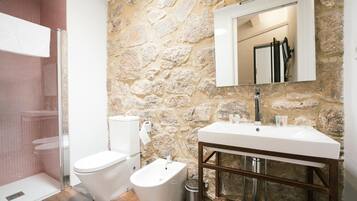 Douche, douche hydromassante, articles de toilette gratuits