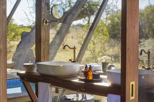 Badkar och dusch, regndusch, gratis toalettartiklar och badrock