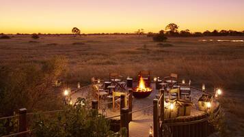 Breakfast, lunch, dinner served; local and international cuisine