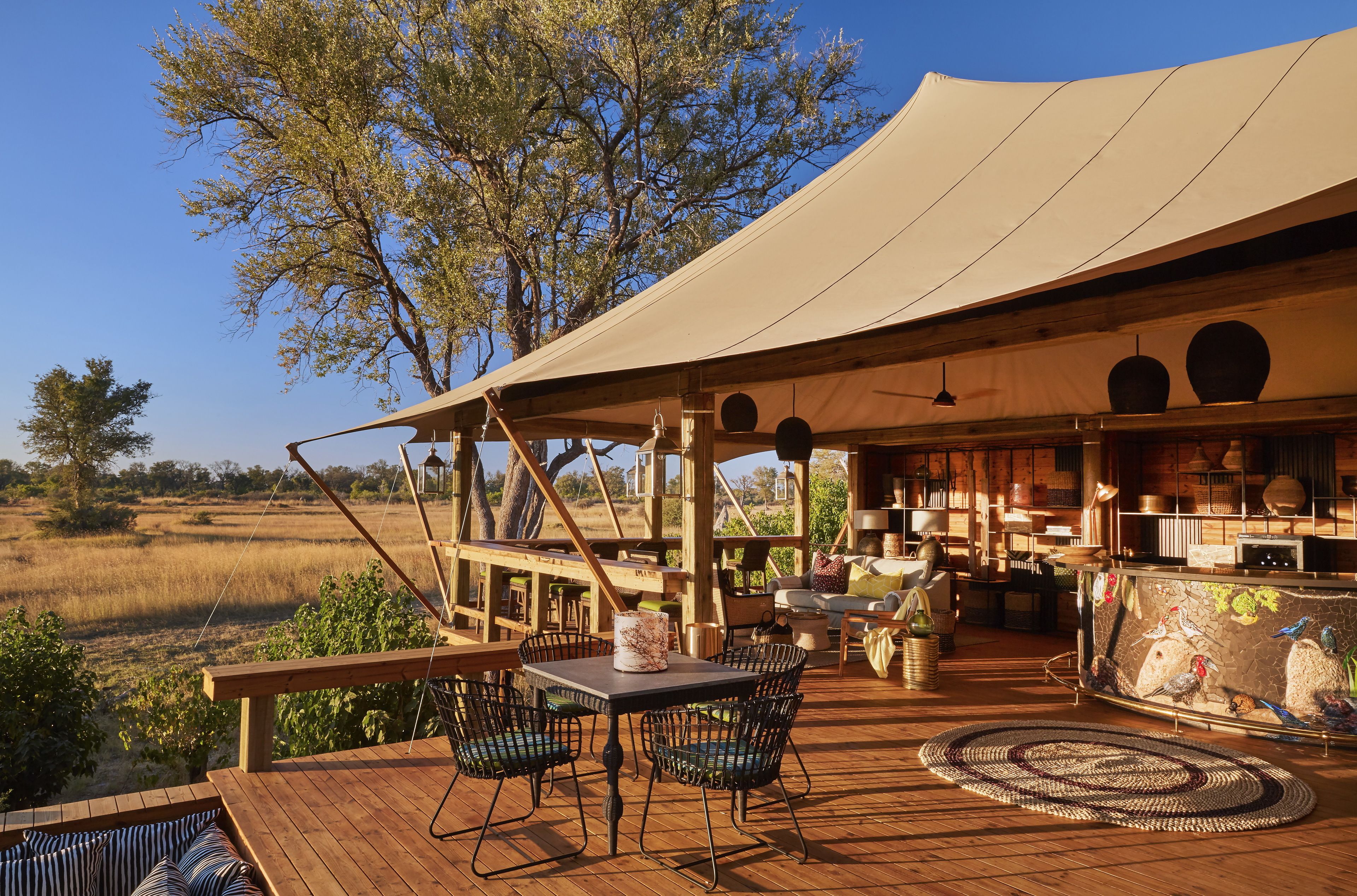 朝食、ランチ、ディナーに営業 (郷土料理と各国料理)