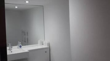 Kamar Comfort | Kamar mandi | Kombinasi shower/bathtub dan perlengkapan mandi gratis