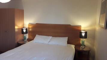 Espacio para trabajar con laptop, wifi gratis y ropa de cama