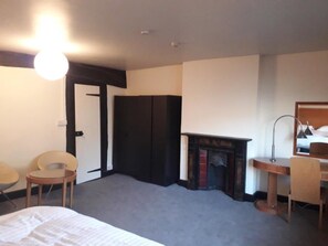 Double or Twin Room with Private Bathroom | Laptop workspace, free WiFi, bed sheets - The Red Lion (Newent)