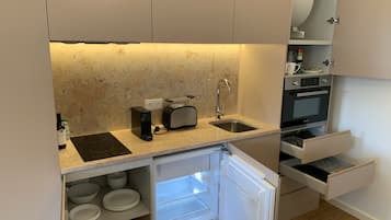 Premium Double Room, Balcony, City View (Prime 7) | Private kitchen | Fridge, microwave, oven, stovetop