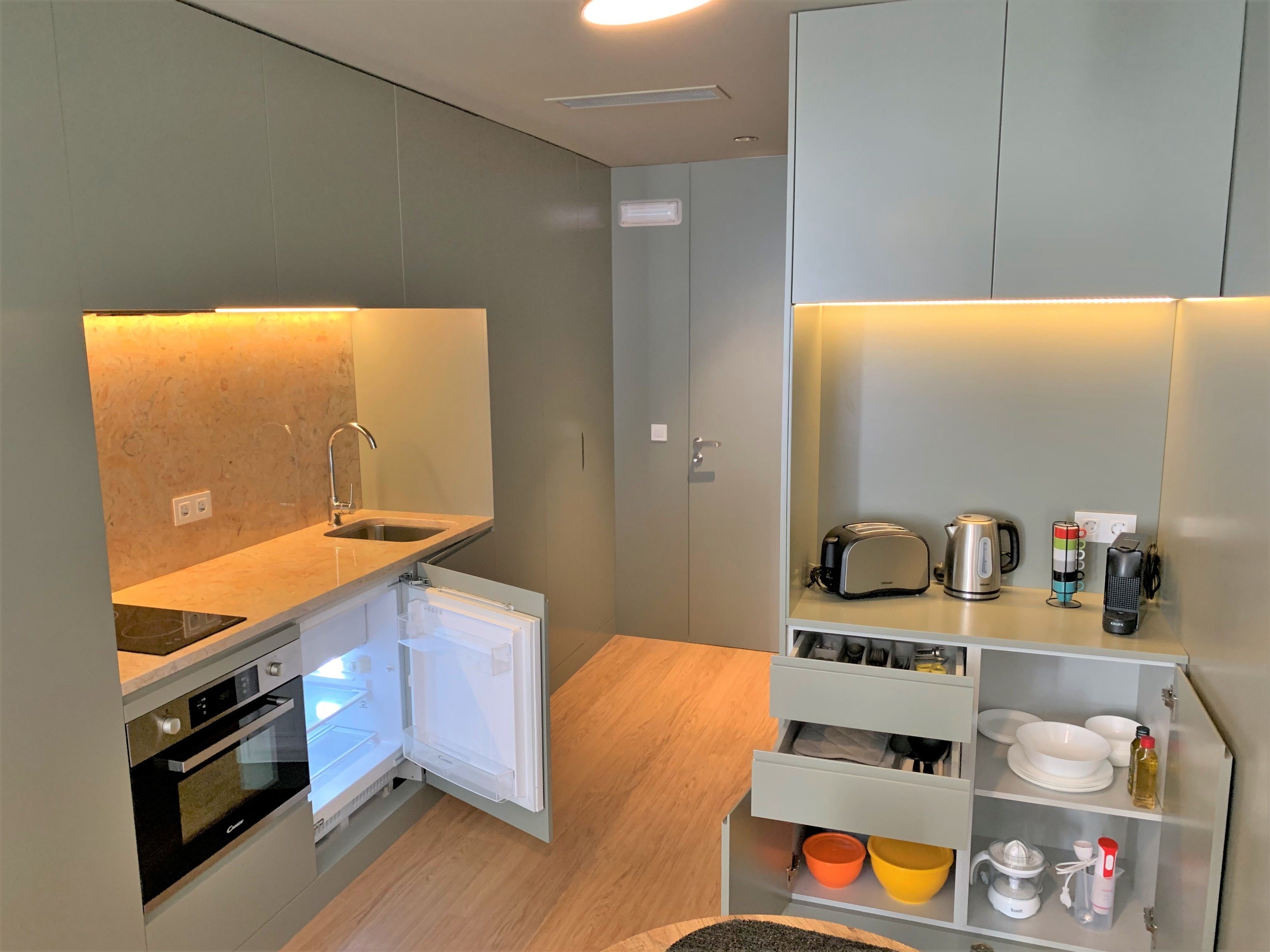 Daily continental breakfast (EUR 13 per person)