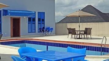 Una piscina al aire libre