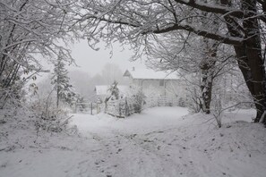 A snow-covered landscape with a house and trees. - Casa Omnia B&B (Castellamonte)