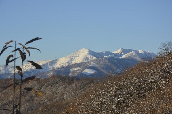 A mountainous landscape with snow-covered peaks and sparse vegetation. - Casa Omnia B&B (Castellamonte)
