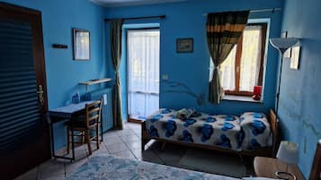 Standard Triple Room | Desk, blackout drapes, free WiFi, bed sheets