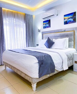 Individuell dekoriert, individuell eingerichtet, Schreibtisch