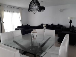 Villa | In-room dining