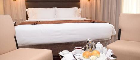 Deluxe Room | Minibar, individually decorated, individually furnished, desk