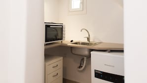 A compact kitchen with a microwave, sink, and dishwasher. - Lovely Studio In Mykonos Old Town (Mykonos)