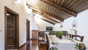 Apartment, 2 Schlafzimmer | Essbereich im Zimmer