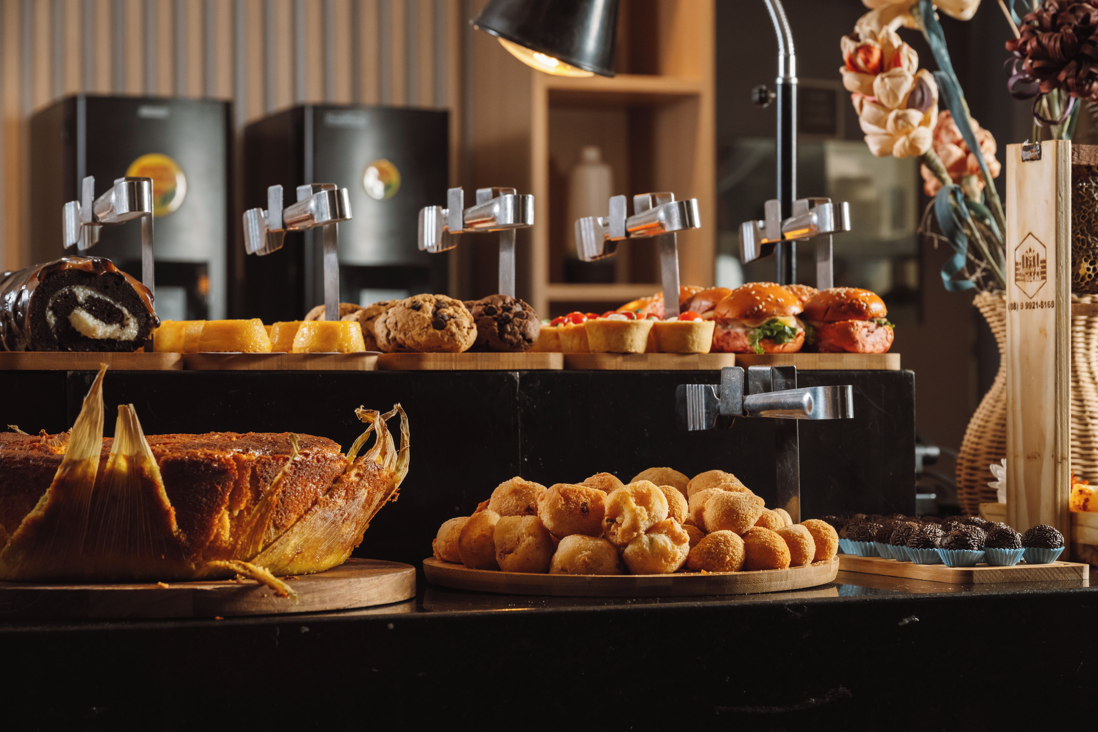 Un bufé con diversos alimentos, incluyendo un pavo asado, galletas y sándwiches.
